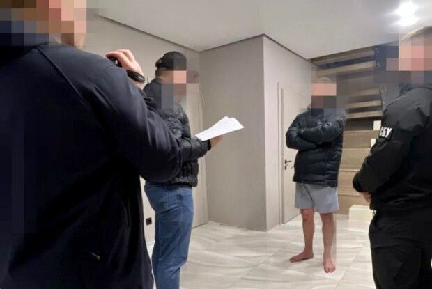 Налагодив схему поборів за виїзд за кордон – волинянину повідомлено про підозру