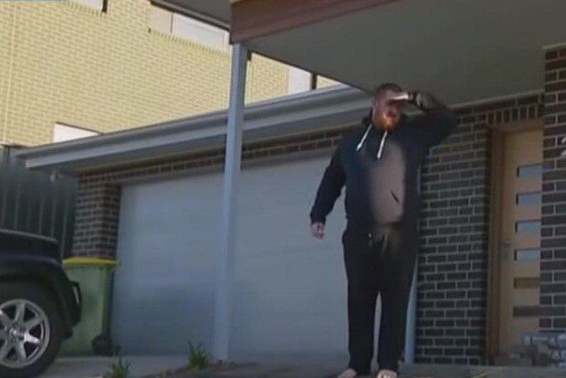 «Чи можуть всі зійти з трави?». Прем'єра Австралії вигнали з газона під час інтерв'ю (Відео)