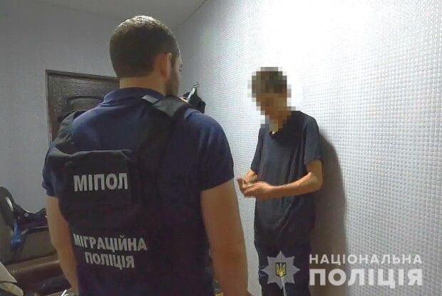 Збоченець чіплявся до дівчинки, поки вона чекала на маму (Відео)