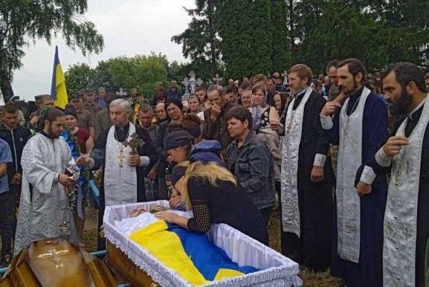 Схилімо голови: на Волині попрощалися з Героєм, який загинув від рук окупантів на Донеччині