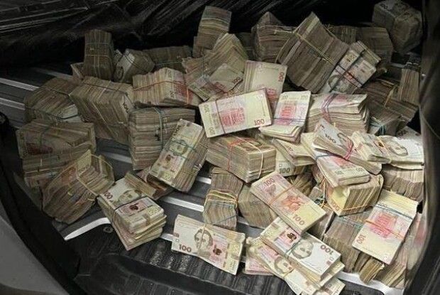 Митники виявили в авто чоловіка майже 9 мільйонів гривень (Фото)