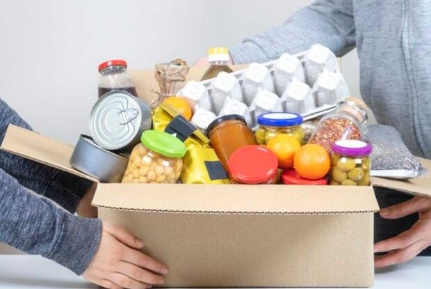 Українка за 50 гривень продавала місця у черзі за продуктовими наборами