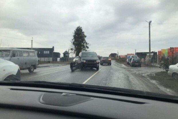 Поблизу Луцька автомобіль влетів у паркан (Фото)