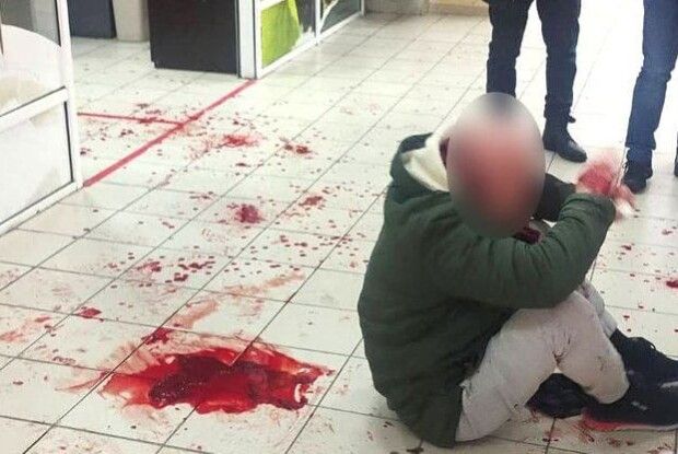 62-річний чоловік влаштував різанину у ТЦ: один чоловік загинув, іншого рятують медики