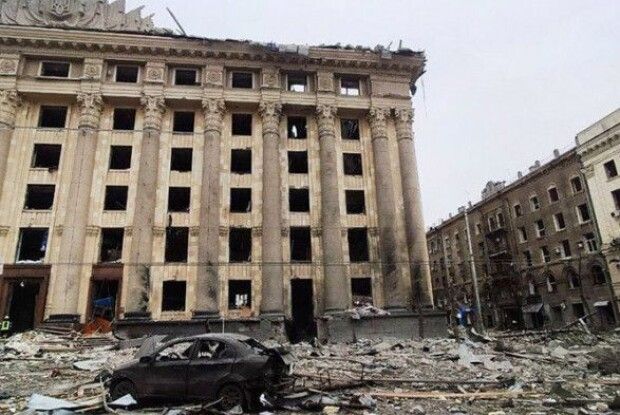 Російська ракета вночі попала в житловий будинок у Харкові, загинула людина