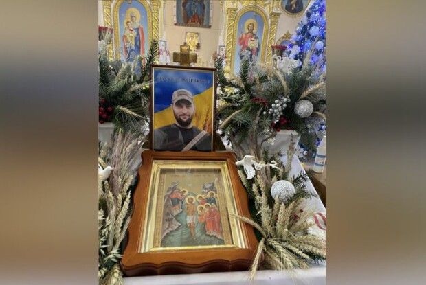 З поля бою додому на Волинь батько-Воїн привіз сина-Витязя у домовині...