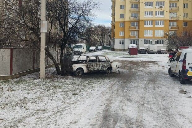 18-річний волинянин заштовхав крадену автівку в дерево і підпалив її