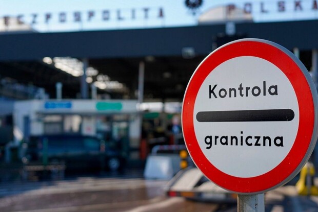 На волинському пункті пропуску «Устилуг» 80 автомобілів стоять у черзі виїхати в Польщу