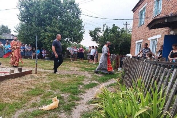 Тіло 6-річної Мирослави віддали батькам: біля дому вбитої дівчинки зібралося півсотні людей (Фото)