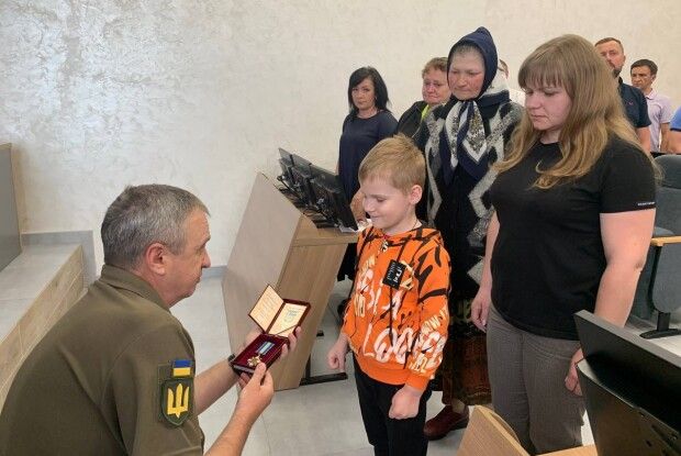 У Луцькому районі посмертну нагороду батька-Героя вручили його синові
