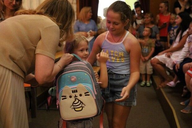 У Луцькій громаді діти-переселенці та діти захисників України отримали рюкзаки та шкільне приладдя