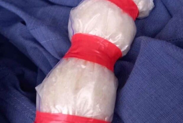 У Луцьку на пошті затримали чоловіка під час отримання посилки з наркотиками (Фото)