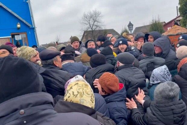 На Волині біля храму – конфлікти і шарпанина між прихильниками УПЦ та ПЦУ