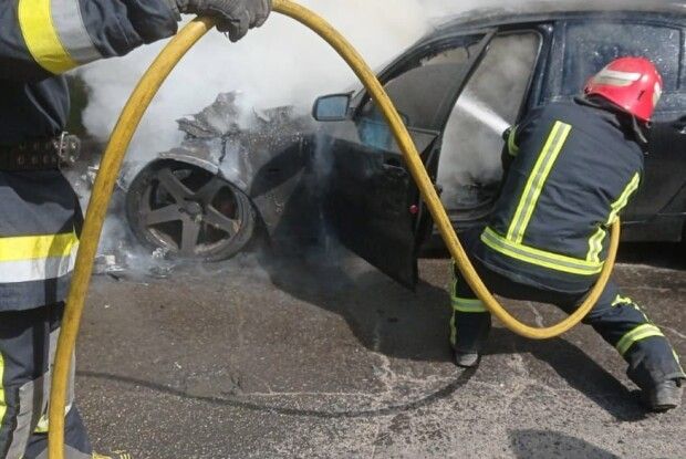 На Волині на сільській дорозі загорівся автомобіль