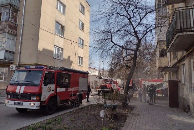 У Луцьку рятувальники винесли на ношах з пожежі 90-річну пенсіонерку (Фото)