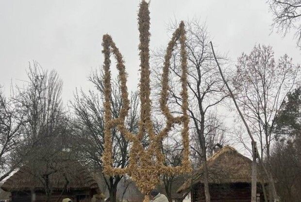 Воїн-десантник у Києві створив найбільший в Україні тризуб із дідухів