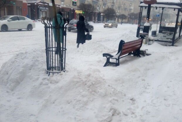 Луцьк у сніговому полоні: люди протоптують стежки, автомобілі стоять в заторах, що каже мер (Фото)