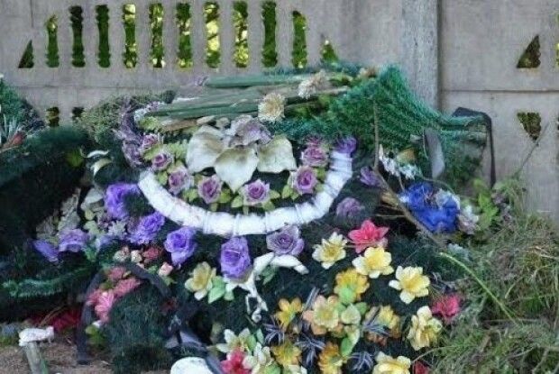 На Камінь-Каширщині священники спонукають передавати спочилим свою живу любов, а не шкідливе сміття