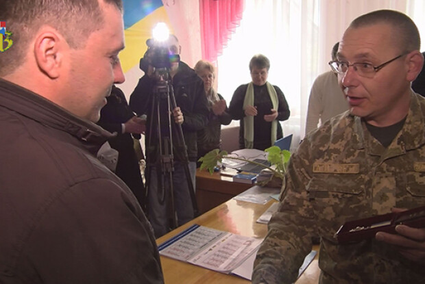 Чиновники ЗСУ забули вручити волинянину орден: нагорода більше двох років пролежала в сейфі (фото, відео)