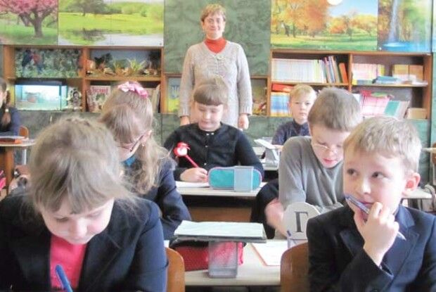 На уроках у першокласників — перегони, ігри та пісні. А ще — географія, фізика та хімія