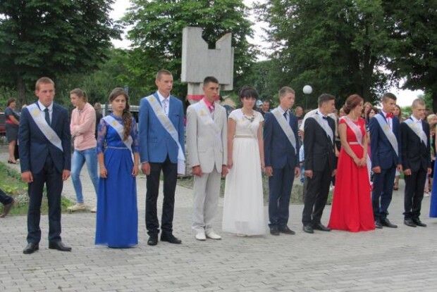 Провести випускників Смідинської школи у доросле життя прийшло ледве не все село (Фото)