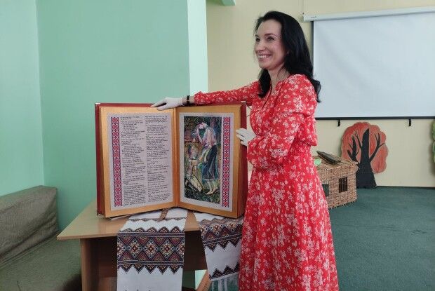 У Рівному презентували унікальну 7-кілограмову вишиту книгу «Лісова пісня» (Фото. Відео)