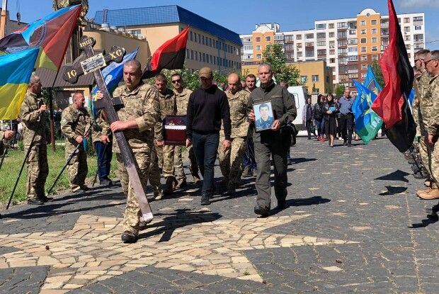 На Рівненщині сьогодні поховали загиблого ще в лютому на сході військового (Фото)