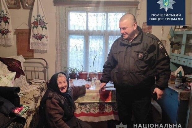 У Володимир-Волинському районі поліцейський нарубав дров бабусі і роздобув телевізор (Фото)