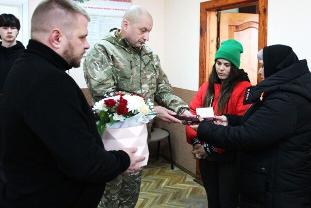 У громаді на Волині рідні полеглих Героїв отримали їхні посмертні відзнаки 