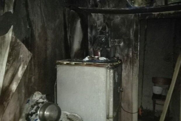 Вдосвіта рятувальники Нововолинська вивели із задимленої квартири жінку: деталі