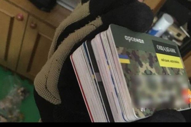 У Дніпрі затримали крадіїв, які зняли з банківських карток понад 400 тис. гривень