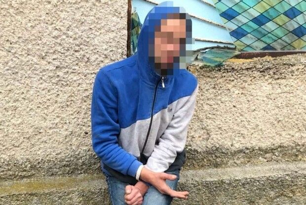 Злодій заховався в магазині поки заклад працював, а, обікравши його, втік через вікно