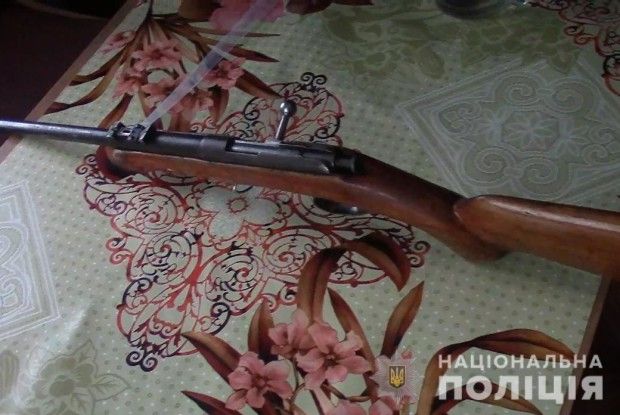 Точно не за Зеленського: житель Колодіїв тримав під ліжком 150 грамів пороху та дві рушниці (фото)