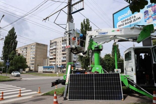 У Луцьку ще один світлофор облаштували сонячними панелями