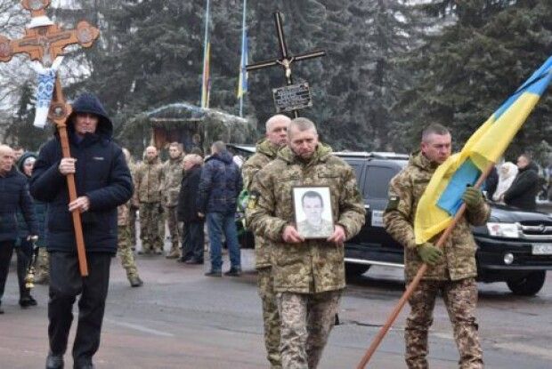 Поліг від кулі снайпера: на Рівненщині прощались із загиблим воїном (Фото)