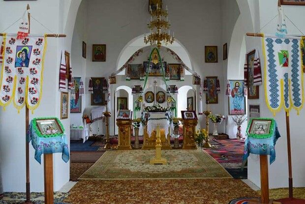 Неходяча майстриня вишила іконостас для волинського храму