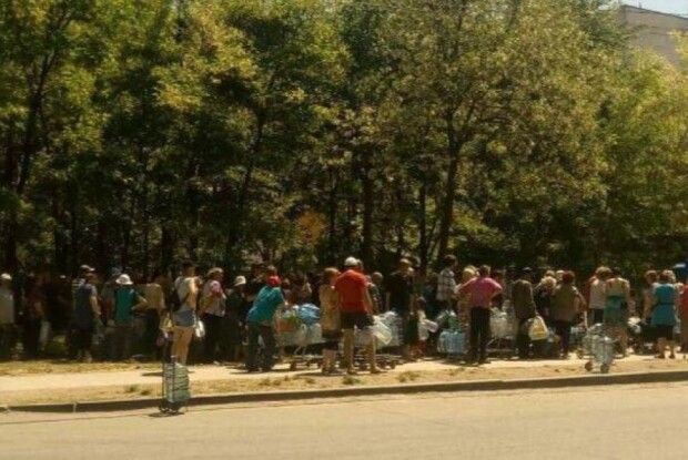 У Маріуполі мешканці вишикувалися в чергу за водою, яка непридатна для вживання 