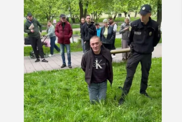 Побачивши працівників ТЦК, розпилив газ і взяв у заручники 13-річну дівчину