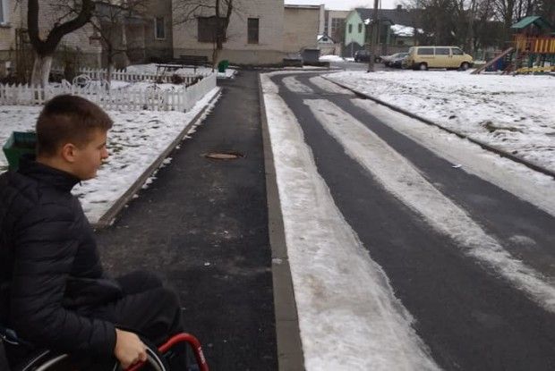 У Володимирі-Волинському юнак на візку щодня долає бордюри і сходи у під’їзді (Відео)