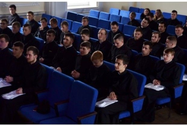 Семінаристів одягнули у білі сорочки