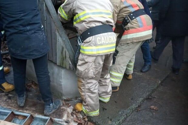 Впала у колодязь, а сусід поліз визволяти: на Рівненщині рятувальники витягли з криниці двох людей (Фото)
