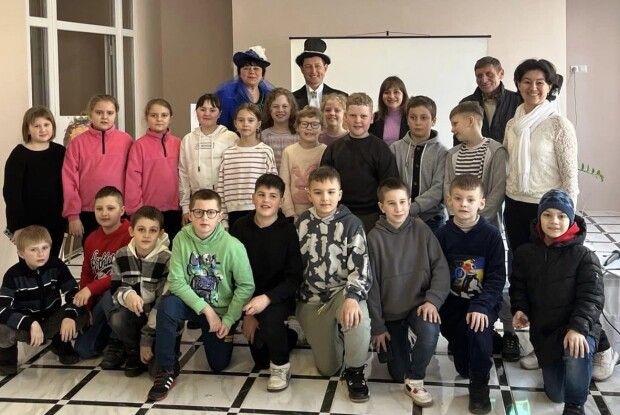 У волинському місті в заклад культури поспішив гурт ... четвертокласників (Фото)