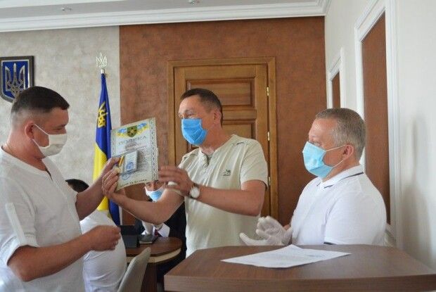 Ковельському підприємцю Семенюку вручили медаль від військових за волонтерство на користь атовців