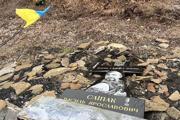 Окупанти знищили пам‘ятник захиснику України Василю Сліпаку біля селища Луганське