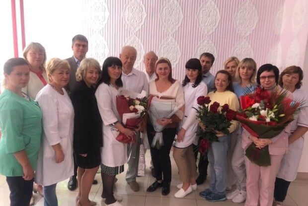 З грамотою і почестями: провели на пенсію лікаря, який пів століття дарував волинянкам щастя материнства