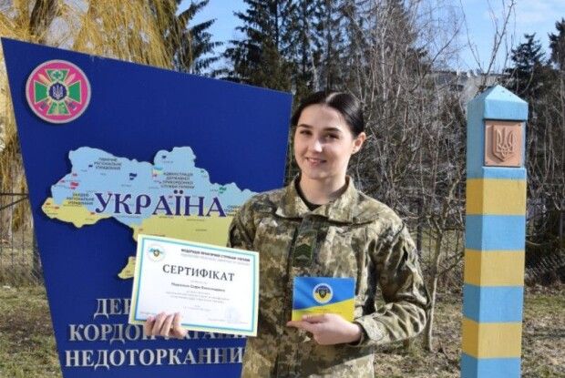 Волинська красуня, єдина в області жінка-суддя з практичної стрільби, показала, що вміє (Відео)