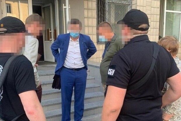 Чиновники взяли 1 мільйон гривень хабаря за постачання масок для військових