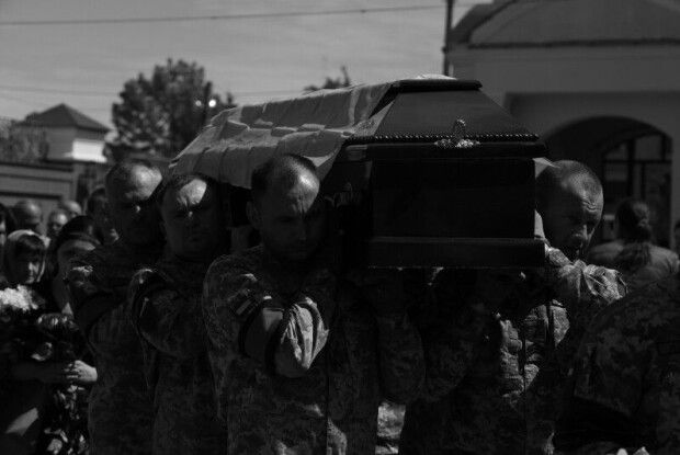 У Луцькій громаді провели в останню дорогу двох молодих Захисників (Фото)