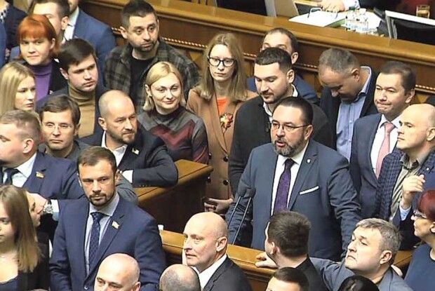 «Слугам народу» наплювати на Україну в НАТО, головне — ​заступитись за Зеленського?