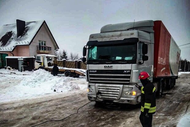 У Луцьку вантажівка застрягла в снігу і перекрила рух